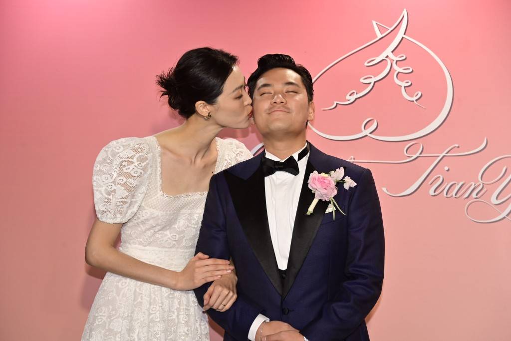 70岁的张艾嘉荣升“婆婆”，儿子王令尘与相恋7年的29岁内地超模游天翼举办盛大婚礼(图4)