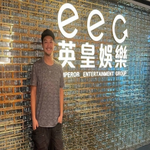 曾与胡定欣交往2年的香港男星吴浩康，转做地盘工人为养家每天辛劳9小时