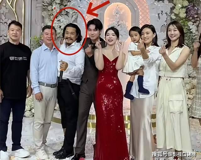 李亚鹏娇妻海哈金喜参加同学婚礼，白色长袖衬衫下搭米色开叉礼裙，留着一把中长齐肩短直发(图14)