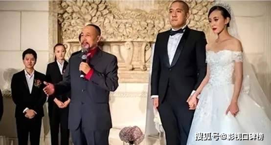 李亚鹏娇妻海哈金喜参加同学婚礼，白色长袖衬衫下搭米色开叉礼裙，留着一把中长齐肩短直发(图18)