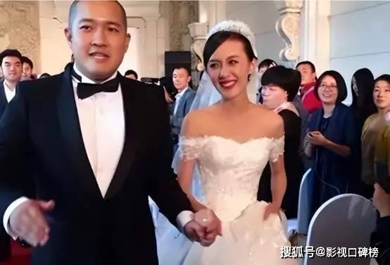 李亚鹏娇妻海哈金喜参加同学婚礼，白色长袖衬衫下搭米色开叉礼裙，留着一把中长齐肩短直发(图19)