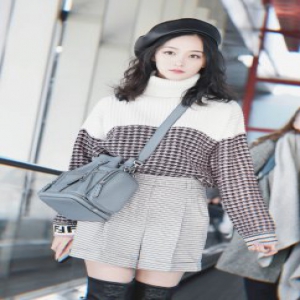 何泓姗现身机场 元气满满成少女穿搭范本