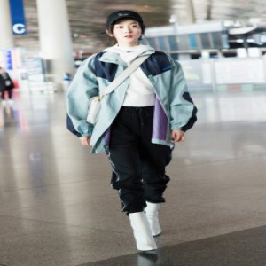 何泓姗现身机场 高衣品玩混搭很吸睛