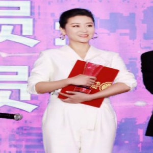 苗圃出席地标联盟盛典 斩获最具人气女演员奖