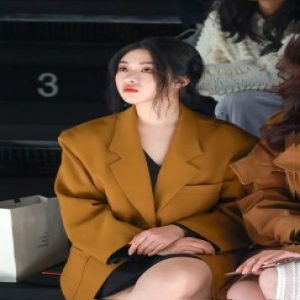 摩登靓丽 岳心亮相上海时装周玩转复古文艺风